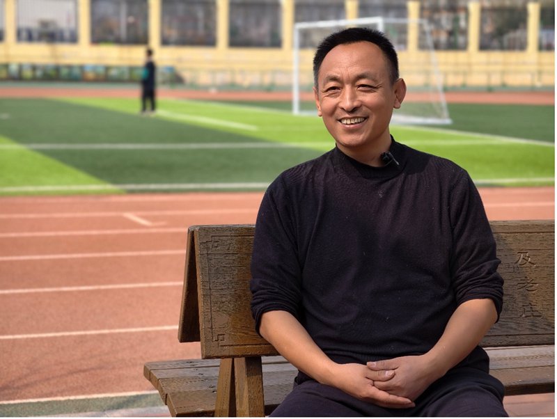 Li Quansheng, primo segretario del Partito del villaggio di Dongshaoqu, nel distretto Miyun di Beijing, viene intervistato presso la Scuola Primaria Centrale del comune di Dongshaoqu. (Quotidiano del Popolo Online/Chang Sha)