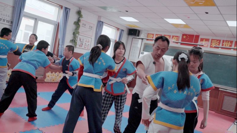 Li Quansheng, primo segretario del Partito del villaggio di Dongshaoqu, tiene una lezione di jiaodi presso la Scuola Primaria Centrale del comune di Dongshaoqu, nel distretto Miyun di Beijing. (Quotidiano del Popolo Online/Peng Yukai)