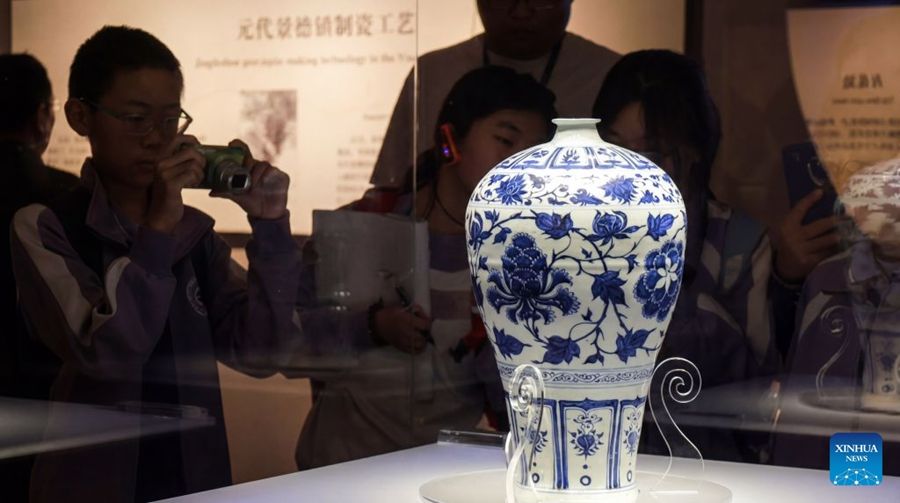 Vaso di porcellana blu e bianca realizzato durante la dinastia Yuan (1271-1368) in mostra al Museo della ceramica cinese di Jingdezhen, nella provincia del Jiangxi, Cina orientale. (8 maggio 2025 - Xinhua)