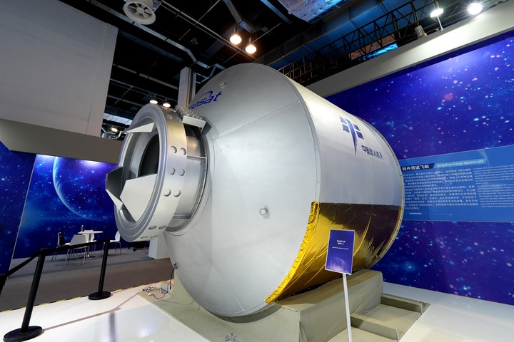 Modello della navicella cargo Qingzhou all'anteprima di una mostra scientifica dedicata alla decima Giornata dello Spazio della Cina, presso lo Shanghai World Expo Exhibition and Convention Center, nella Cina orientale. (23 aprile 2025 - Xinhua/Zhang Jiansong)