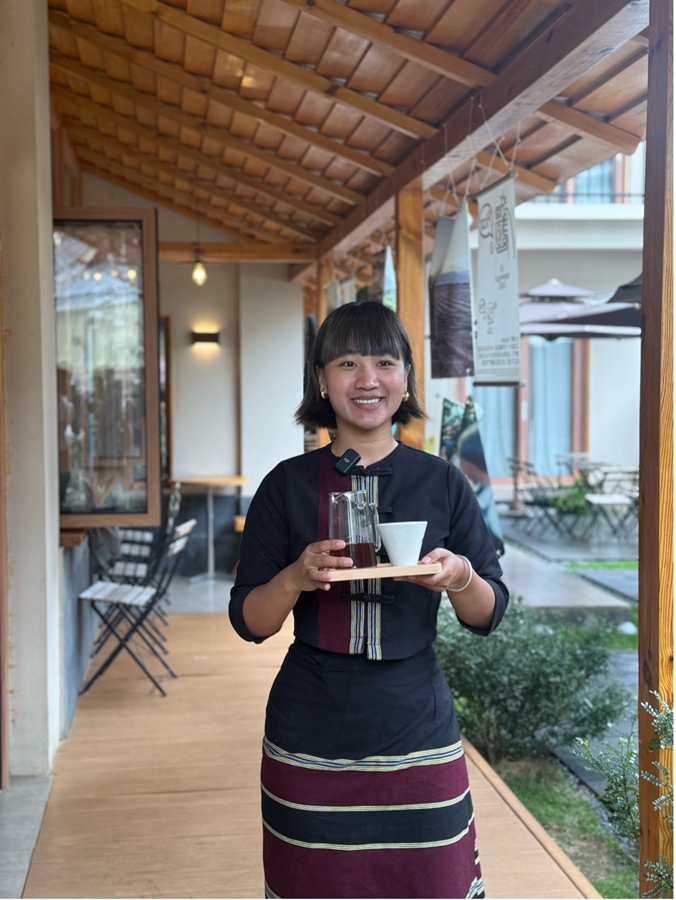 Zhao Hua al lavoro nel suo caffè. (Quotidiano del Popolo Online/Hu Zunhui)