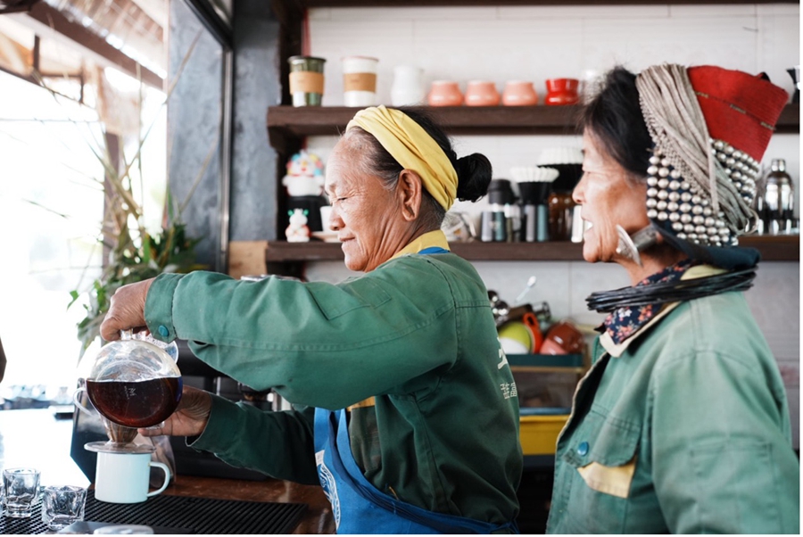 Donne di etnia Wa servono caffè bella contea di Menglian. (Foto fornita da Zhao Hua)