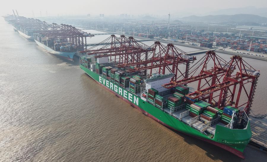 Navi da carico attraccano nell'area Meishan del porto Ningbo-Zhoushan, provincia del Zhejiang, Cina orientale. (8 gennaio 2026 - Xinhua/Huang Zongzhi)