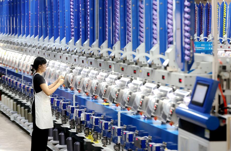 Un'operaia controlla le avvolgitrici automatiche presso una fabbrica intelligente a Xin'an, provincia del Zhejiang, Cina orientale. (15 giugno 2026 - Xinhua/Xie Shangguo)