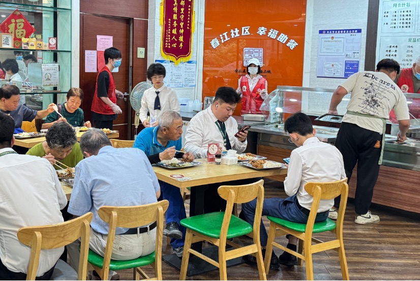 Residenti pranzano presso un centro di ristorazione nella comunità di Chunjiang. (12 giugno 2026 – Quotidiano del Popolo Online/Wu Chaolan)