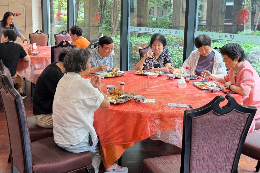 Residenti pranzano presso un centro di ristorazione nella comunità di Chunjiang. (12 giugno 2026 – Quotidiano del Popolo Online/Wu Chaolan)