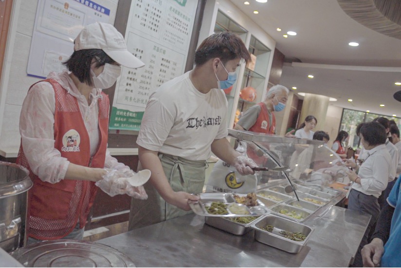 Volontari servono pasti agli anziani residenti presso un centro di ristorazione nella comunità di Chunjiang. (12 giugno 2026 – Quotidiano del Popolo Online/Zhang Rong)