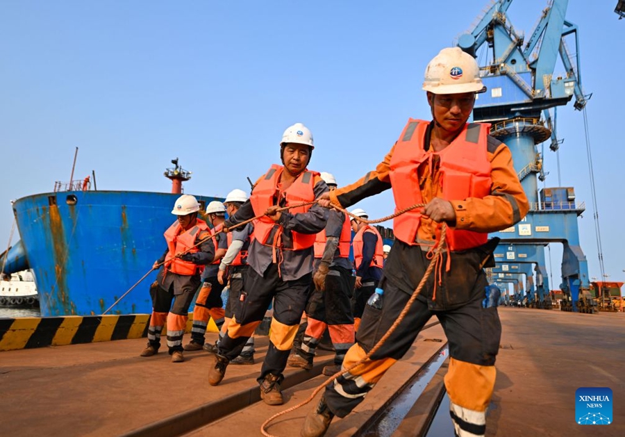 Nave portarinfuse stabilisce un nuovo record di pescaggio al porto di Tianjin