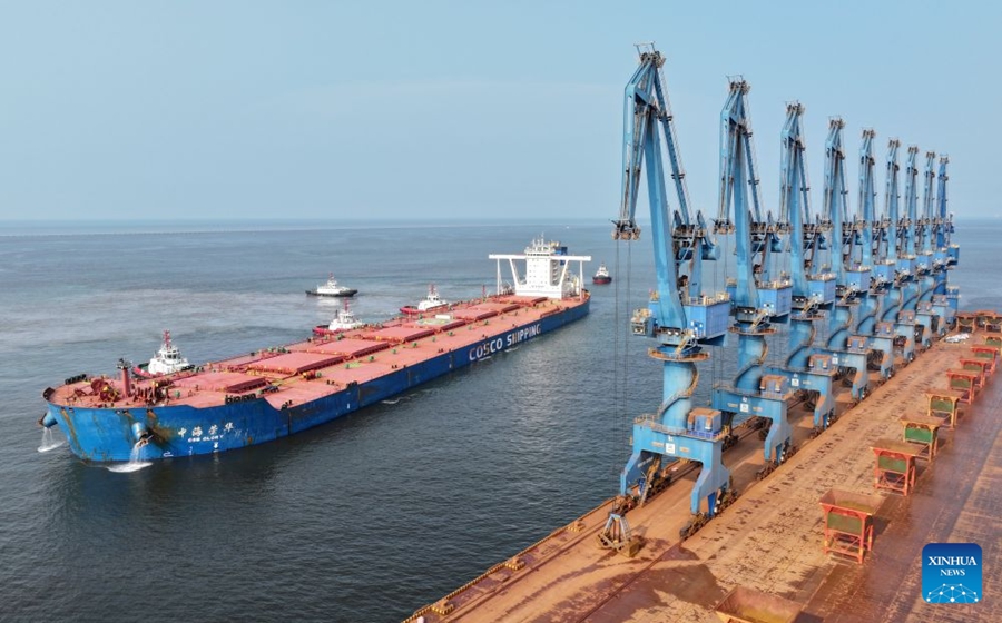 Nave portarinfuse stabilisce un nuovo record di pescaggio al porto di Tianjin