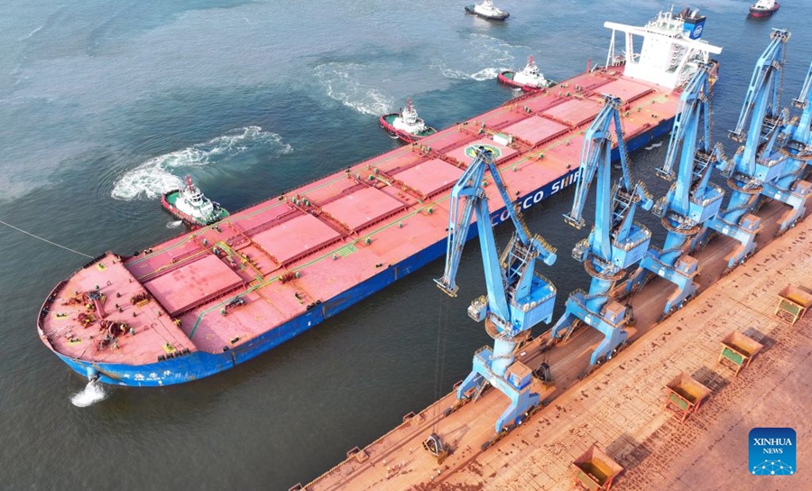 Nave portarinfuse stabilisce un nuovo record di pescaggio al porto di Tianjin