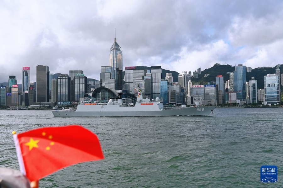 Flotta navale arriva a Hong Kong