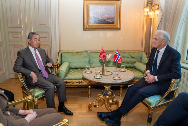 Oslo, il Primo Ministro norvegese incontra Wang Yi