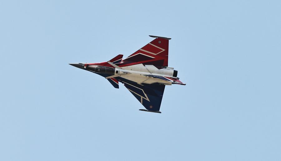Un caccia Rafale durante un'esibizione aerea al 55° Salone Aeronautico di Parigi, presso l'aeroporto di Le Bourget, Francia. (17 giugno 2025 - Xinhua/Gao Jing)