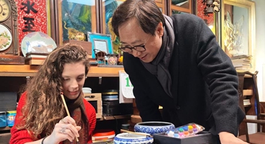 Ricercatrice italiana costruisce un ponte culturale attraverso la pittura su vetro di Tianjin