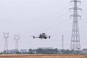 Dispositivi intelligenti impiegati durante la stagione di raccolta del grano nell'Anhui