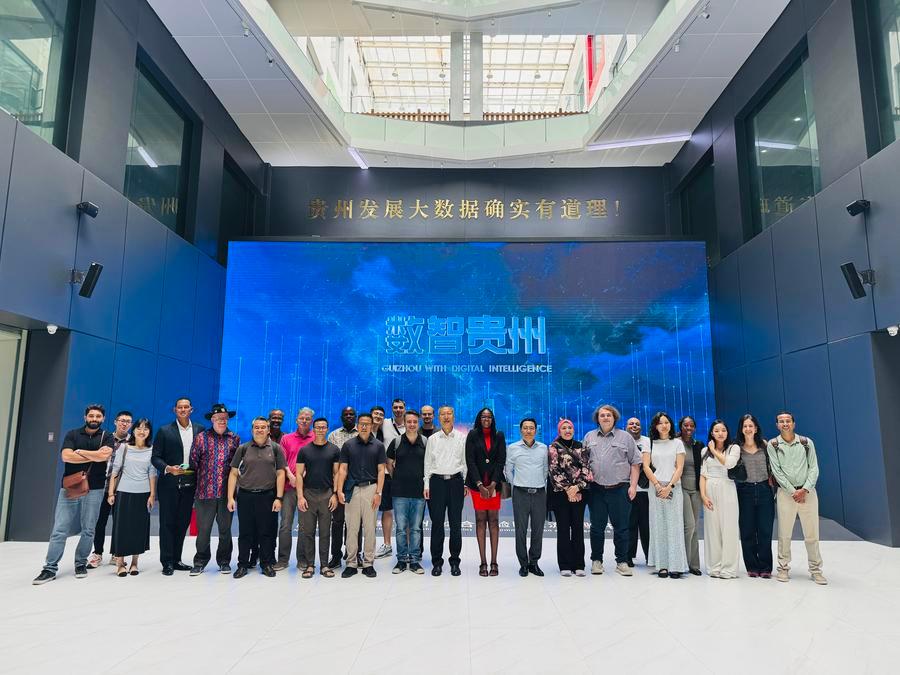 Delegazione composta da rappresentanti di partiti politici e media provenienti da 21 Paesi posa per una foto di gruppo durante una visita al Centro espositivo della Zona pilota globale per i big data (Guizhou) a Guiyang, nella provincia del Guizhou, Cina sud-occidentale. (3 luglio 2026 - Xinhua/Zhou Xuanni)