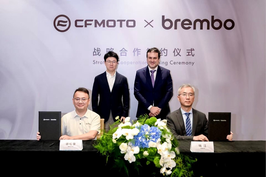 Rappresentanti di Brembo e CFMOTO posano per una foto dopo la firma di un accordo di partnership strategica a lungo termine tra le due aziende, a Hangzhou, provincia del Zhejiang. (8 luglio 2026 - Foto fornita a China Daily)