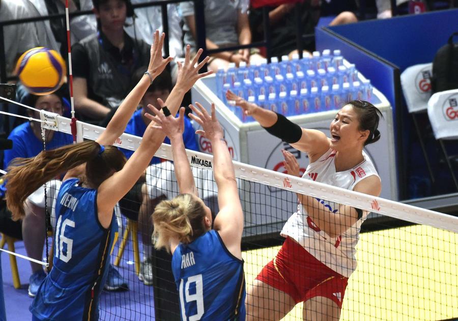 La cinese Gong Xiangyu (a destra) effettua una schiacciata durante la partita tra Italia e Cina della Volleyball Nations League (VNL) femminile 2026 a Hong Kong, nella Cina meridionale. (12 luglio 2026 - Xinhua/Lo Ping Fai)