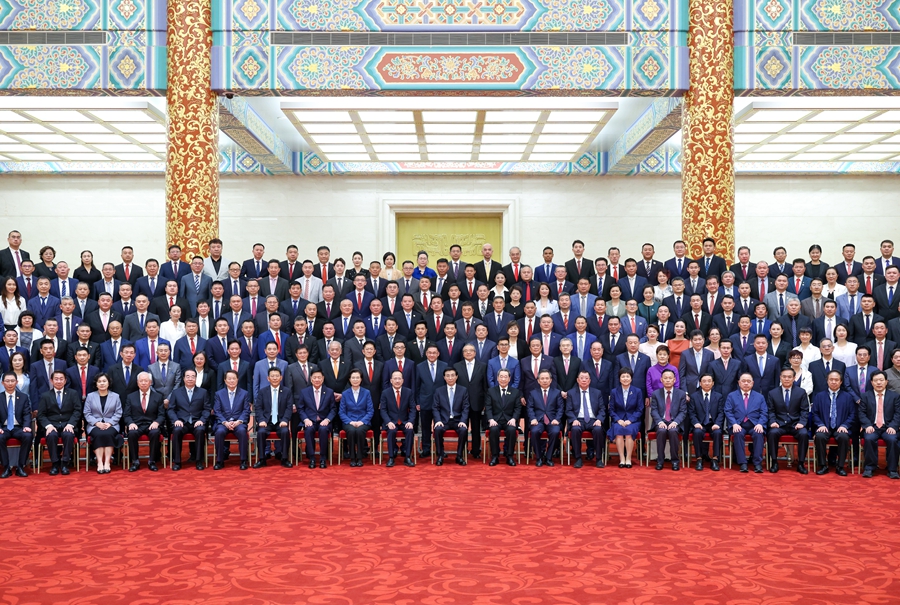Wang Huning incontra i delegati dell'undicesima Conferenza per l'amicizia delle associazioni dei cinesi d'oltremare