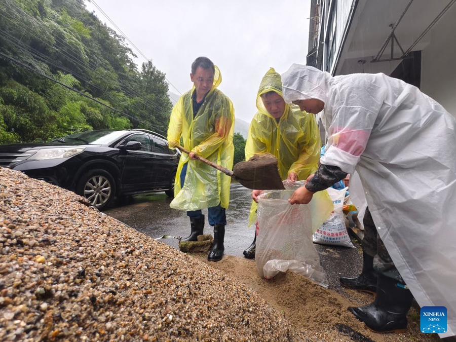 Operazioni di soccorso in corso nelle aree colpite dalle inondazioni in tutta la Cina