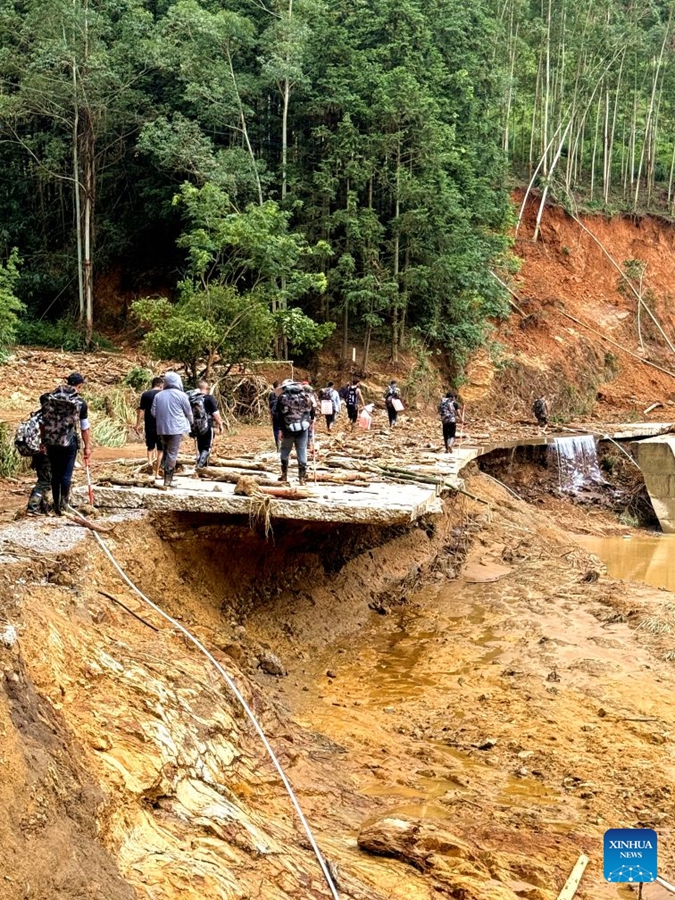 Operazioni di soccorso in corso nelle aree colpite dalle inondazioni in tutta la Cina