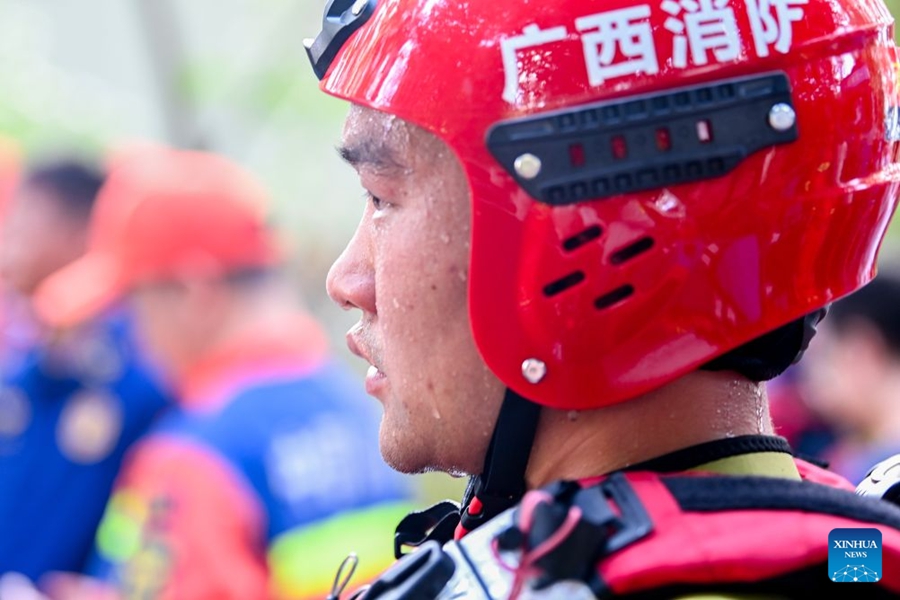 Operazioni di soccorso in corso nelle aree colpite dalle inondazioni in tutta la Cina