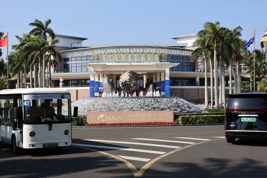 Veicoli a nuova energia nella zona dimostrativa a zero emissioni di carbonio di Boao, nella provincia di Hainan, Cina meridionale. (26 marzo 2026 - Xinhua/Wang Yiliang)