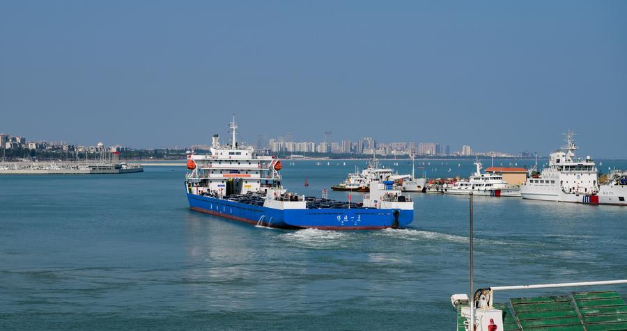 Un traghetto che trasporta veicoli a nuova energia parte dal porto di Xiuying a Haikou, nella provincia di Hainan, Cina meridionale. (21 febbraio 2026 - Xinhua/Yang Guanyu)