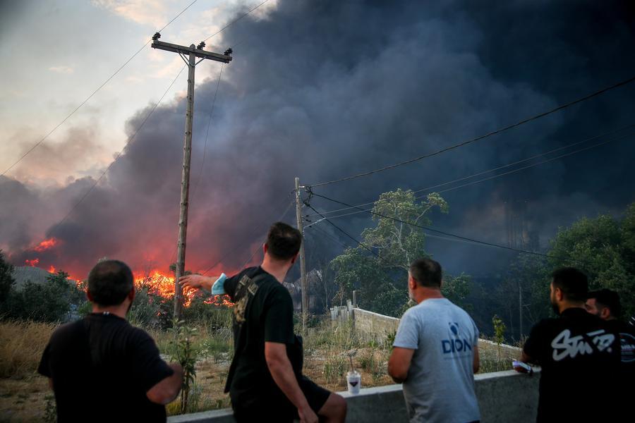 Una densa colonna di fumo si alza da un incendio boschivo alla periferia di Salonicco, in Grecia. (5 luglio 2026 - Vasilis Ververidis/Xinhua)
