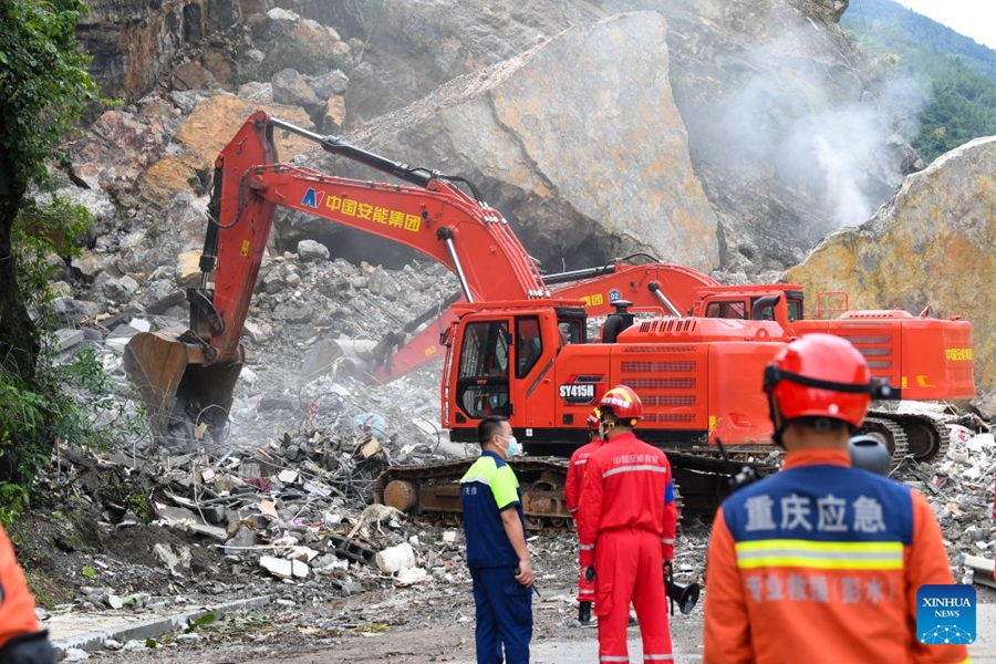 Operazioni di soccorso in corso dopo un crollo montuoso a Chongqing