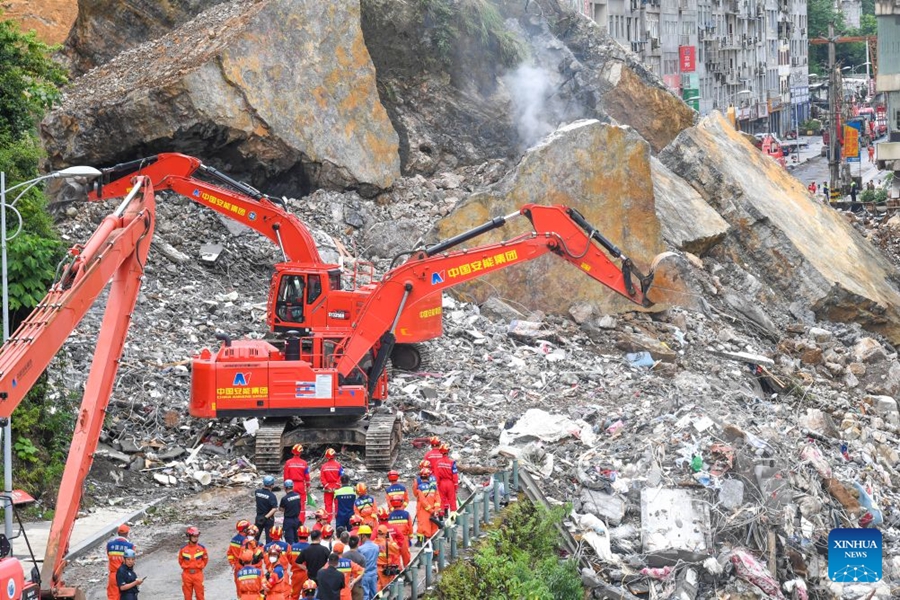 Operazioni di soccorso in corso dopo un crollo montuoso a Chongqing