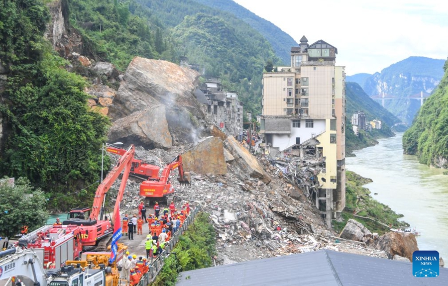 Operazioni di soccorso in corso dopo un crollo montuoso a Chongqing