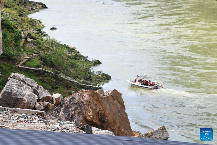 Operazioni di soccorso in corso dopo un crollo montuoso a Chongqing
