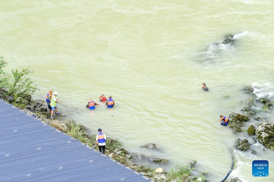 Operazioni di soccorso in corso dopo un crollo montuoso a Chongqing