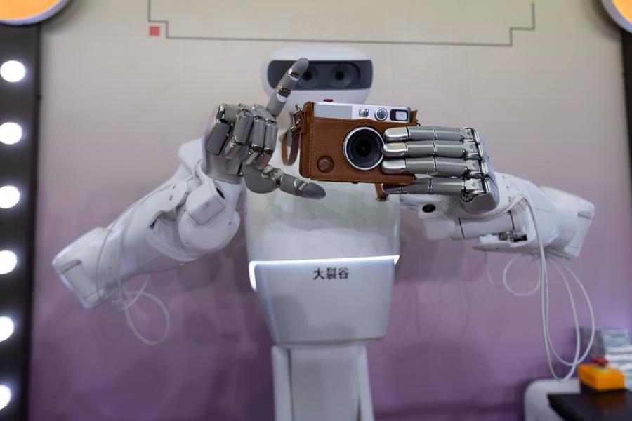 Un robot mostra le sue capacità di scattare fotografie presso lo Shanghai World Expo Exhibition and Convention Center a Shanghai, nella Cina orientale. (17 luglio 2026 - Xinhua/Wang Xiang)