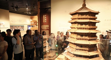 Creatori di contenuti visivi e blogger internazionali esplorano l'antica architettura dello Shanxi