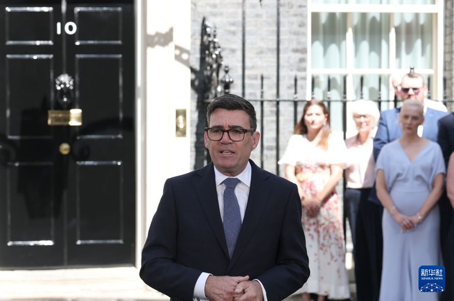 Andy Burnham assume la carica di Primo Ministro del Regno Unito e tiene il discorso di insediamento