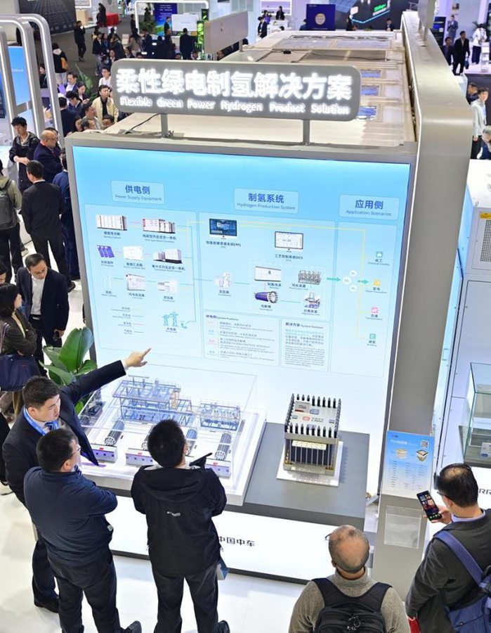 Stand informativo della soluzione flessibile a idrogeno per l'energia verde della China Railway Rolling Stock Corporation (CRRC) alla 14ª edizione della Energy Storage International Conference and Expo (ESIE) a Beijing, capitale della Cina. (2 aprile 2026 - Xinhua/Yin Dongxun)