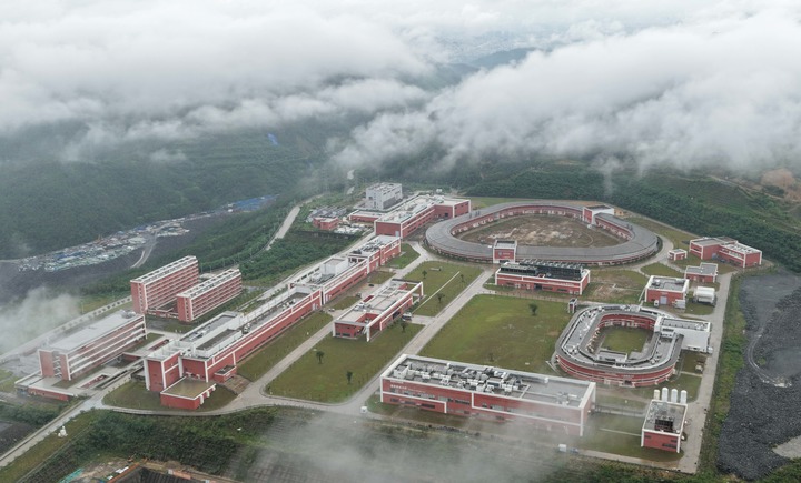 La Cina svela acceleratore di ioni pesanti per scoprire i segreti dell'universo