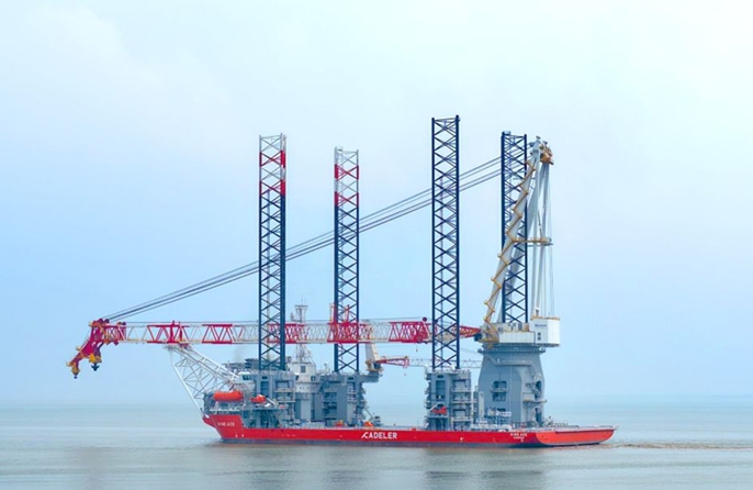 Nave per l'installazione di turbine eoliche "Fengsheng" salpa dopo la consegna a Qidong