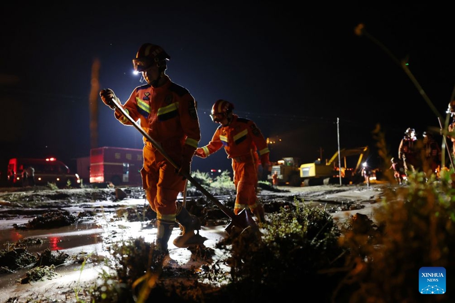Operazioni di soccorso in corso dopo un'improvvisa inondazione nel Gansu