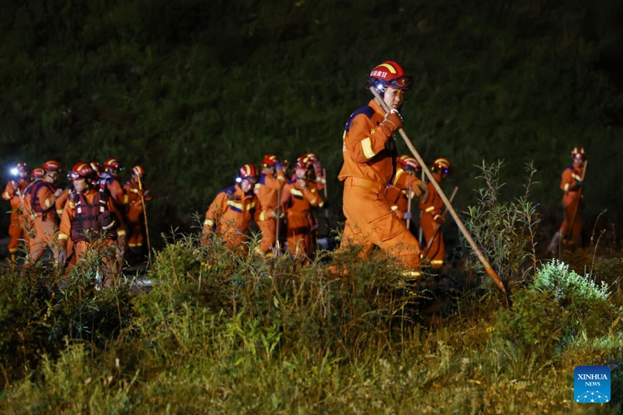 Operazioni di soccorso in corso dopo un'improvvisa inondazione nel Gansu