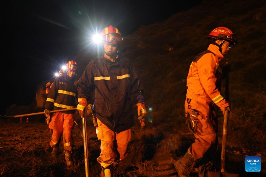 Operazioni di soccorso in corso dopo un'improvvisa inondazione nel Gansu