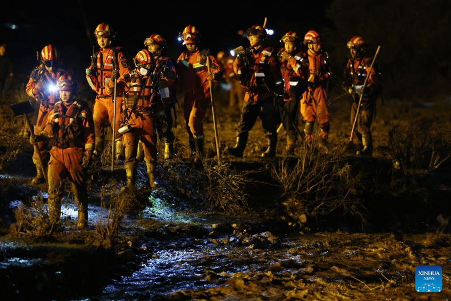 Operazioni di soccorso in corso dopo un'improvvisa inondazione nel Gansu