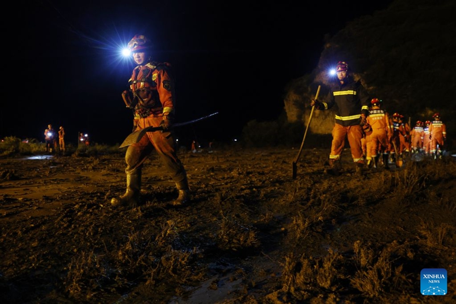Operazioni di soccorso in corso dopo un'improvvisa inondazione nel Gansu