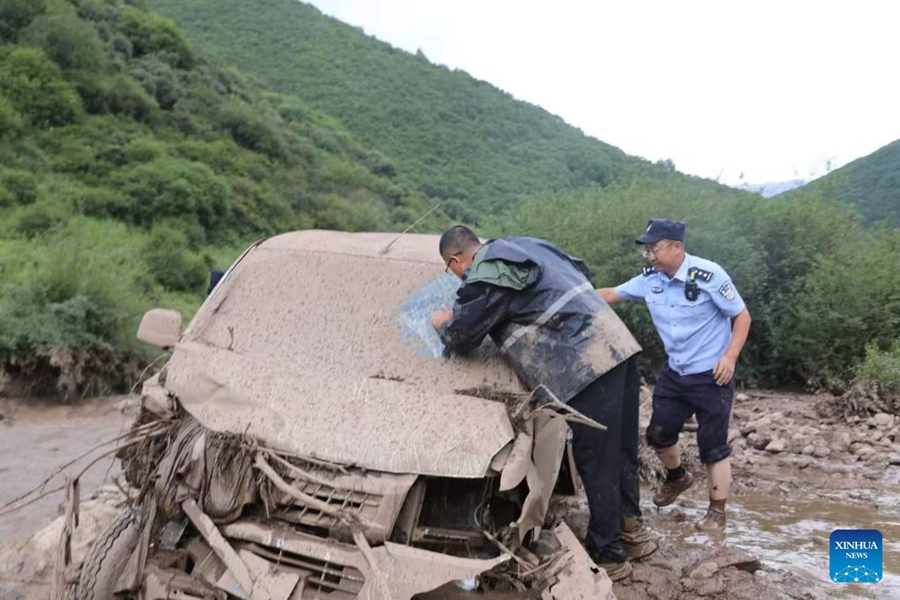 Operazioni di soccorso in corso dopo un'improvvisa inondazione nel Gansu