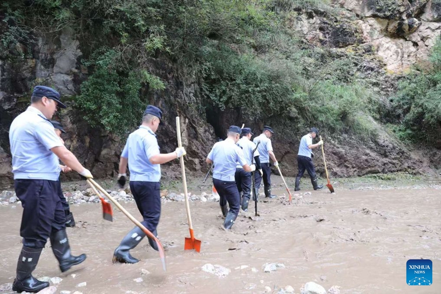 Operazioni di soccorso in corso dopo un'improvvisa inondazione nel Gansu