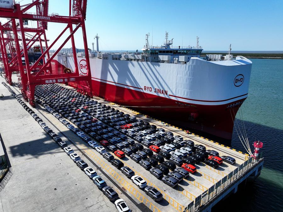 Veicoli a nuova energia in attesa di spedizione presso il porto di Nantong, nella provincia del Jiangsu, Cina orientale. (29 maggio 2026 - Xinhua/Ji Chunpeng)