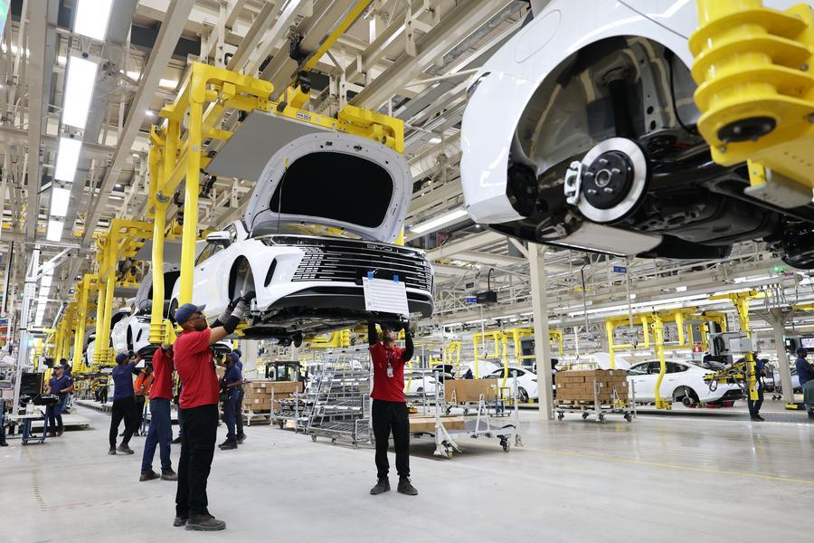 Operai al lavoro presso il complesso produttivo di BYD a Camaçari, nello stato di Bahia, Brasile. (12 giugno 2026 - Xinhua/Jin Haoyuan)