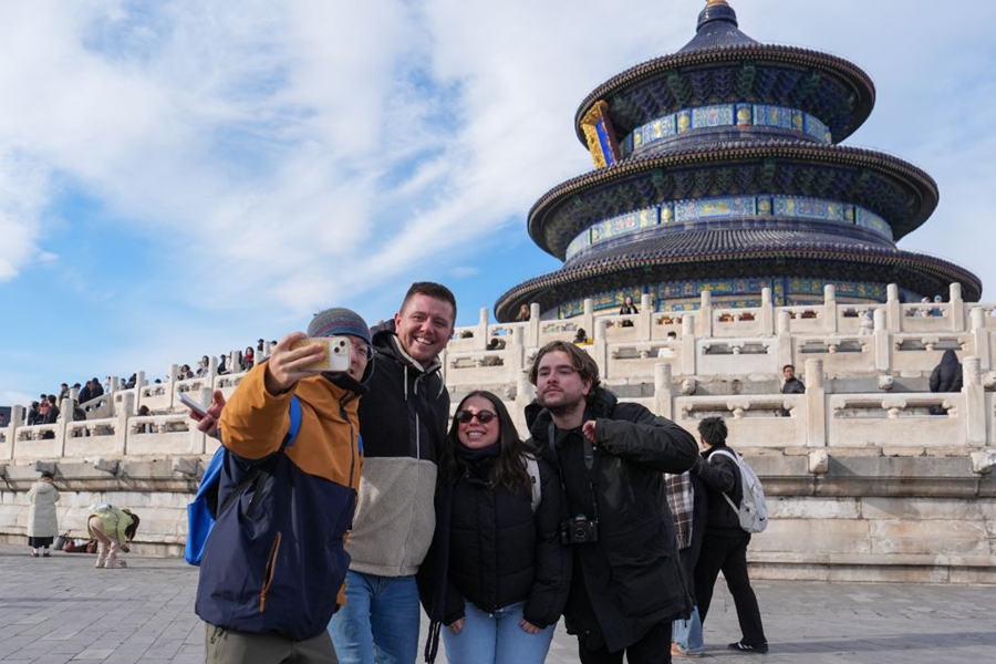 Turisti messicani e la loro guida (prima da sinistra) posano per delle foto al Tempio del Cielo a Beijing, capitale della Cina. (7 gennaio 2026 - Xinhua/Ju Huanzong)